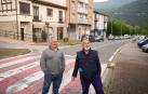 José Luis Angulo Pérez (izda.) y Bienvenido Cruz Fábregas, en la travesía de Irurtzun