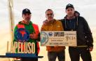 Los responsables de La Peluso, con el representante de Josefina Arregui, y la donación que han hecho los participantes.