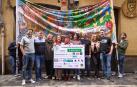 Miembros de la peña Oberna y de el Teléfono de la esperanza, tras la entrega de La mandarra solidaria