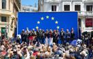 Asistentes a la concentración en defensa de Europa y la democracia, en la Plaza de Callao