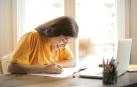 Una alumna estudia frente a un ordenador en una imagen de archivo