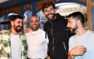 El exfutbolista Fernando Llorente, en el centro, acompañó a los impulsores del nuevo restaurante en la inauguración
