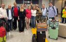 Grupo de espaloles evacuados de Trípoli por los enfrentamientos armados entre milicias, a su llegada hoy jueves al aeropuerto Fiumicino de Roma