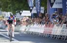 Demi Vollering entra victoriosa en la meta de San Sebastián, en la última etapa de la Itzulia Women