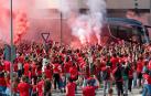 Marea rojilla en el recibimiento con bengalas y bufandas al autobús de Osasuna antes del choque contra el RCDE Espanyol en la Jornada 38 de LaLiga EA Sports /