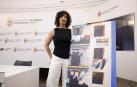 La artista pamplonesa Sandra Nadal Vital junto a su obra 'Hogar pamplonica', que ha resultado elegida como el cartel ganador de San Fermín 2025