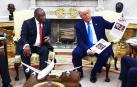 El presidente norteamericano Donald Trump (dcha.) muestra a su homólogo sudafricano Cyril Ramaphosa, imágenes de la presunta persecución a blancos /