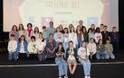 Sentados, de izquierda a derecha: Norlin Arab Habani, Miguel Varo Díez y Bianca Sara Bogan, junto al resto de participantes, organizadores y colaboradores del Spelling Bee Contest celebrado en Tudela