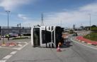 Imagen del camión volcado en la entrada a Tudela