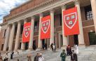 Alumnos y visitantes frente a la biblioteca central de la Universidad de Harvard en Cambridge, Massachusetts (EE UU)