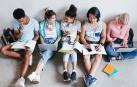 Varios estudiantes repasando sus apuntes