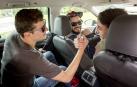 Jóvenes en un coche