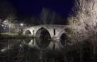 Imagen nocturna del puente medieval de la Magdalena