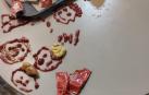 La mesa, manchada con pintadas realizadas con ketchup
