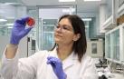 La investigadora Noelia Hernández en uno de los laboratorios de la UCAM