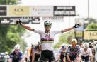 Pogacar celebra su triunfo en la primera etapa del Critérium del Dauphiné