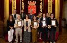 En el centro la vicepresidenta Alfaro, a su dcha. Mirari Etxeberria, Galardón a la Persona Joven 2025, junto al resto de entidades premiadas. En la imagen también el director del Instituto navarro de la Juventud, Txema Burgaleta (arriba, segundo por la izda).