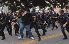 Detención de un manifestante durante una carga de miembros de la Policía de Los Ángeles