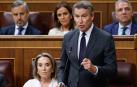 El líder del Partido Popular, Alberto Núñez Feijóo (d), interpela al presidente del Gobierno, Pedro Sánchez (no aparece), durante la sesión de control al Gobierno, este miércoles