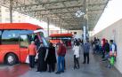Numerosos viajeros esperan a montar en autobuses en la estación de Tudela