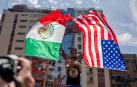 Un manifestante, con las banderas de México y EE UU