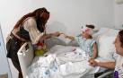 El actor Johnny Depp, con una niña paciente oncológica del Hospital Niño Jesús, en Madrid