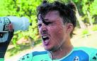 Urko Berrade se refresca después de la crono de Occitancia.