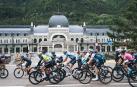 Ciclistas de la Quebrantahuesos pasan ante la antigua estación de tren de Canfrac