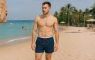 Un joven, en bañador en la playa