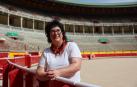 Edurne Fuertes Arrizabalaga, pamplonesa de 46 años, posa en la Plaza de Toros de Pamplona, lugar con el que más vinculación siente durante todos sus Sanfermines