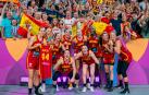 La selección española celebra su victoria ante Francia este viernes, durante el partido de semifinales del Eurobasket Femenino