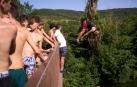 Bañistas combaten la ola de calor con un chapuzón en Zabaldika, Huarte o las pasarelas del río Arga en Pamplona /