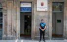 Un agente de la Policía Municipal de Pamplona posa junto a la nueva oficina de denuncias para San Fermín