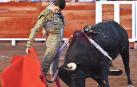 Bruno Martínez torea a un novillo en la plaza mexicana de Aguascalientes.