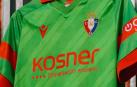 La segunda equipación de Osasuna tiene la camiseta verde y roja