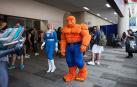 Exterior de un cine de San Diego de aficionados disfrazados de 'The fantastic four'