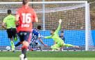 Turrientes bate a Aitor Fernández en el cuarto gol de la Real en el amistoso de Zubieta /