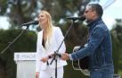 En primer plano, el cantante Jaume Anglada