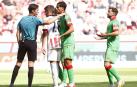 Catena y Moncayola dialogan con el árbitro tras el gol anulado a Osasuna