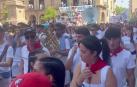 Desfile de cuadrillas y peñas tras el cohete en Tafalla