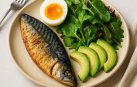 El pescado azul y el huevo son dos alimentos muy saciantes y, al mismo tiempo, nos permiten mantener a raya la glucosa y no generan inflamación