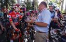 El comisario de la UCI Thierry Diederen comunica a los corredores la finalización de la 80 edición de la Vuelta a España este domingo /