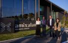 Amaia Goñi y Xabier Blanco flanquean a la presidenta Chivite ante la nueva sede de Amixalan