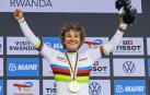 Paula Ostiz, con el maillot arcoíris en el podio de Kigali (Ruanda)
