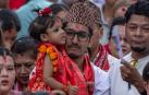 El padre de la niña Arya Tara Shakya, nueva kumari de Nepal, la diosa viviente venerada por los hindúes y los budistas de Nepal