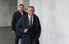 El consejero Óscar Chivite y el director general de Obras Públicas, Pedro López, se dirigen a la sala de comisiones del Parlamento para una comparecencia sobre la adjudicación de las obras de Belate