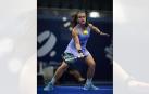 La navarra Martina Calvco devuelve una pelota durante el encuentro de octavos en el FIP World Cup de parejas en Kuwait /