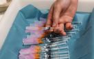 Varias dosis de la vacuna de la gripe preparadas para su administración.