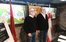 Juan Sainz, a la izquierda, junto al presidente de la Orden del Volatín, Celes Sebastián, ambos vistiendo sendas elásticas tudelanas