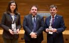 La presidenta de la Unión de Cooperativas Agroalimentarias de Navarra (UCAN), Esther Burgui, y el presidente de la Asociación de Empresas de Economía Social de Navarra (ANEL), Ignacio Ugalde, posan con el reconocimiento junto al presidente del Parlamento foral, Unai Hualde